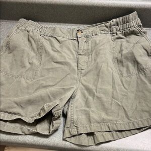 Olive green wonderly shorts with some pilling